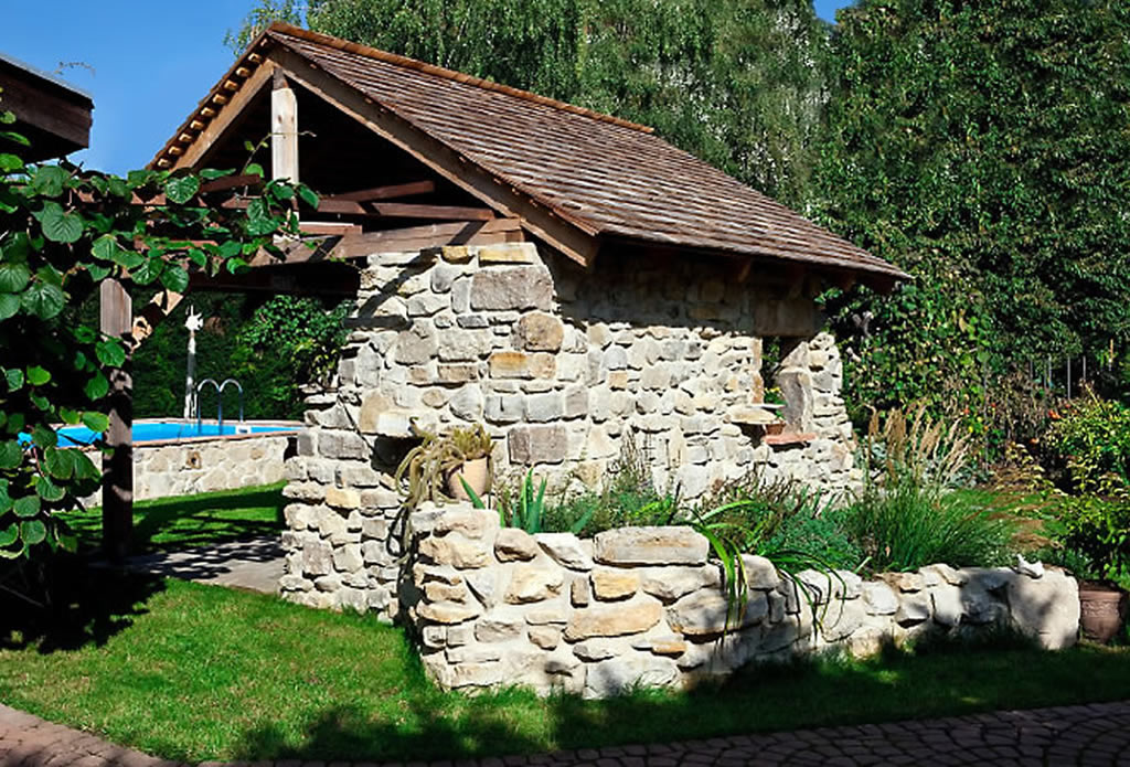 Mediterranes Poolhäuschen - Naturstein für Garten Terrasse und Haus - Galeriebild