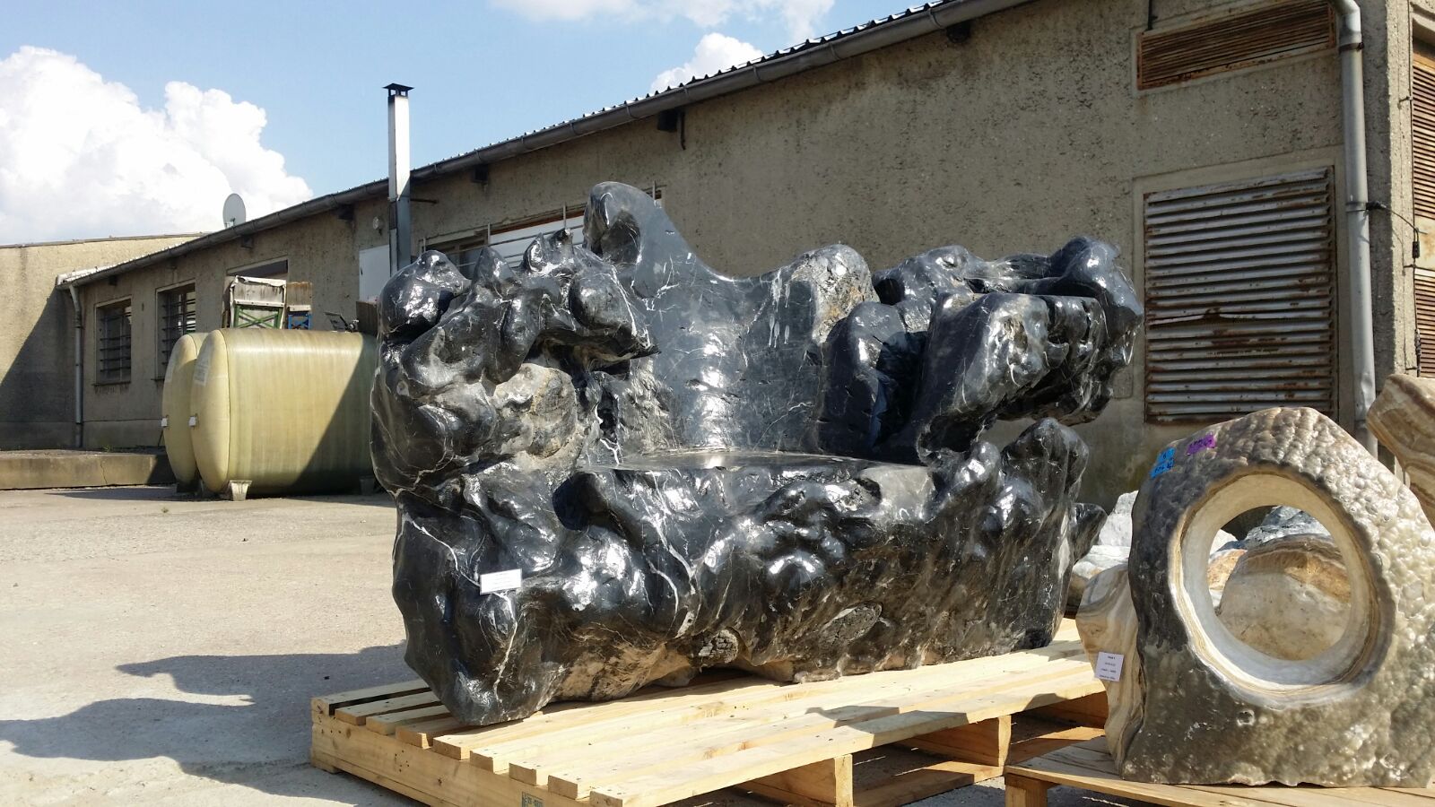 Schwarzer Ozeanfindling - News Naturstein Garten - Bildquelle: LPM Naturstein