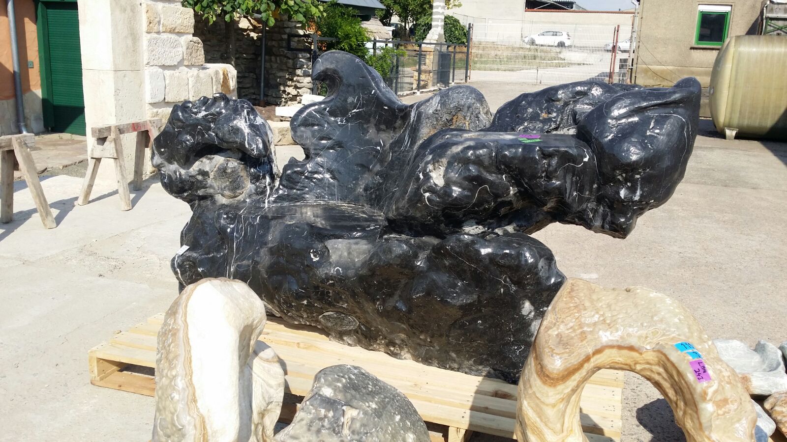 Schwarzer Ozeanfindling - News Naturstein Garten - Bildquelle: LPM Naturstein