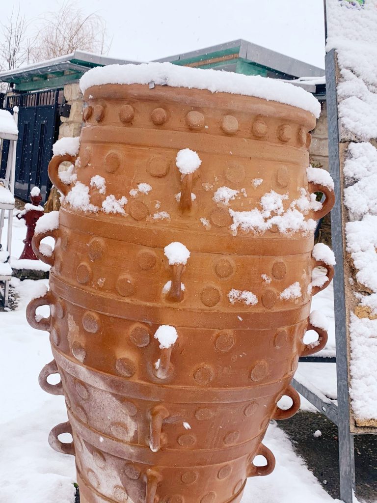 Keramik Topf im Winter