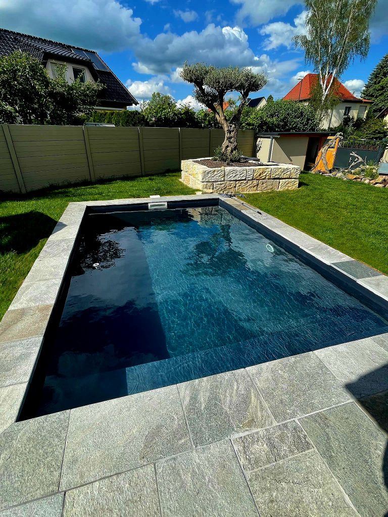 Swimming Pool mit Natursteinumrandung grau nuanciert
