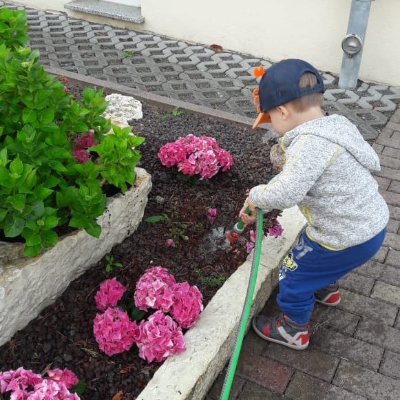 Arbeiten im Garten mit Kind