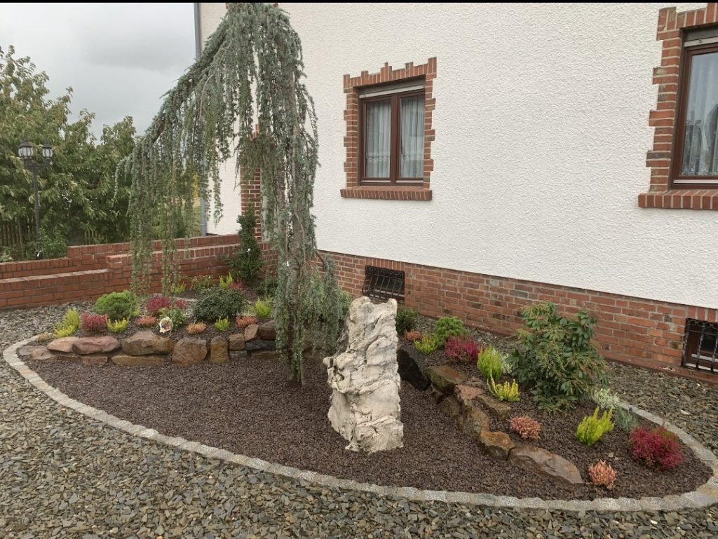 Vorgartengestaltung mit Pflanzen und Kies