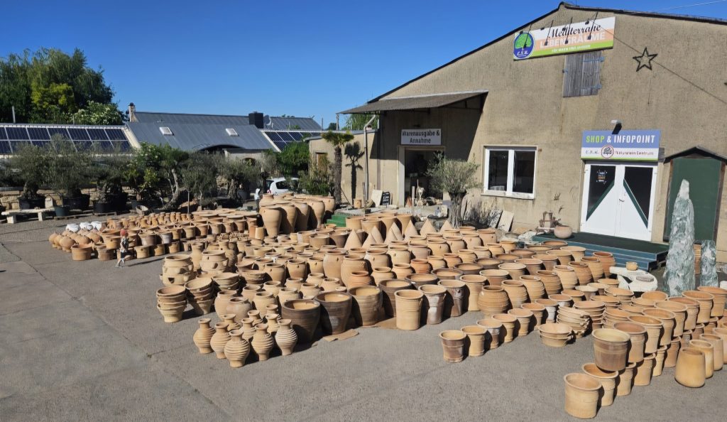Keramik Amphoren und Pflanzkübel in Krostitz
